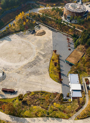 THE MOON ENTERTAINMENT